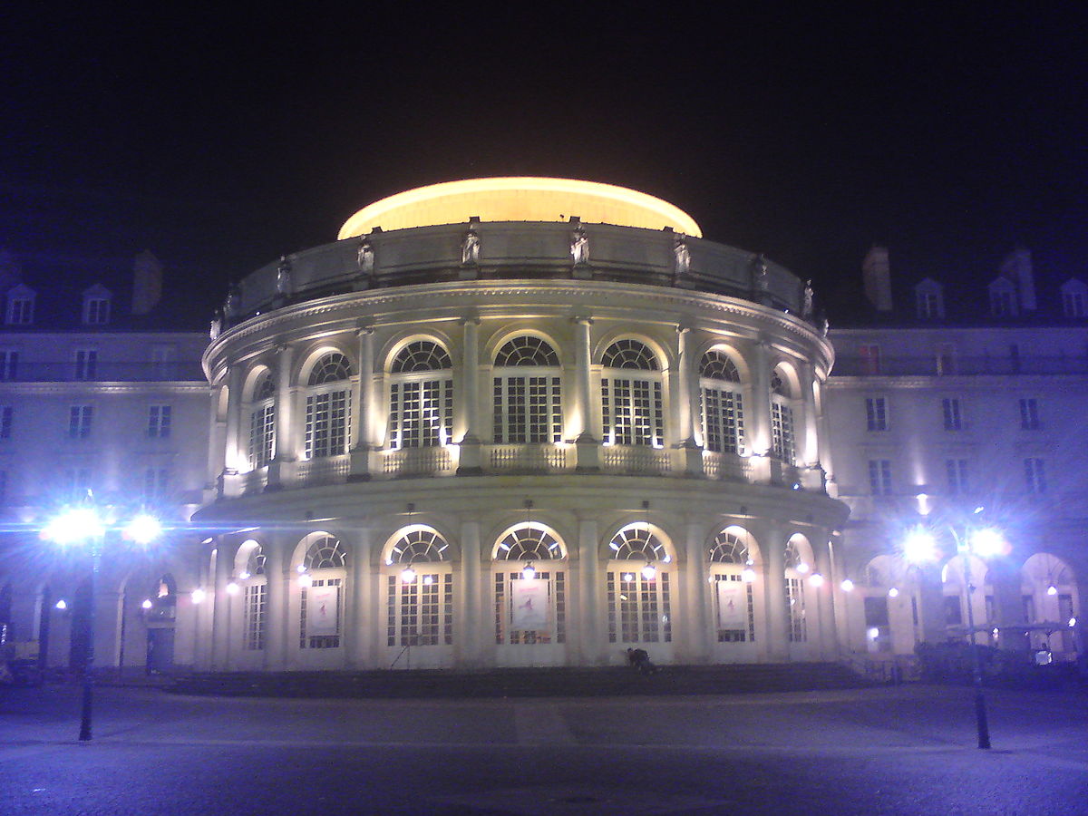 L'Opéra. Place de la Mairie à Rennes. Cette place est hypnotique tant par la présence des hypnos de rue que par celle des projections lumineuses sur la mairie lors des fêtes de fin d'année.